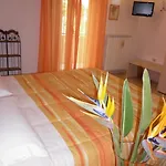 Couette-café La Roccia 3*